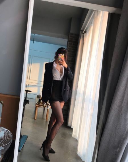 将军掀开她的乳罩揉捏她的胸