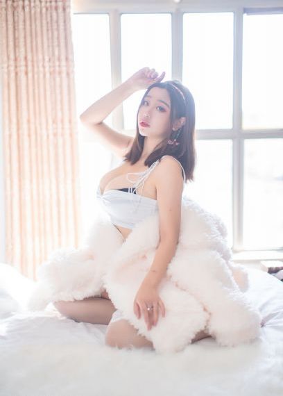 年轻漂亮的女邻居2