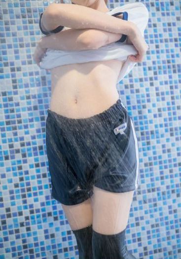 老头把舌头伸进她腿间视频